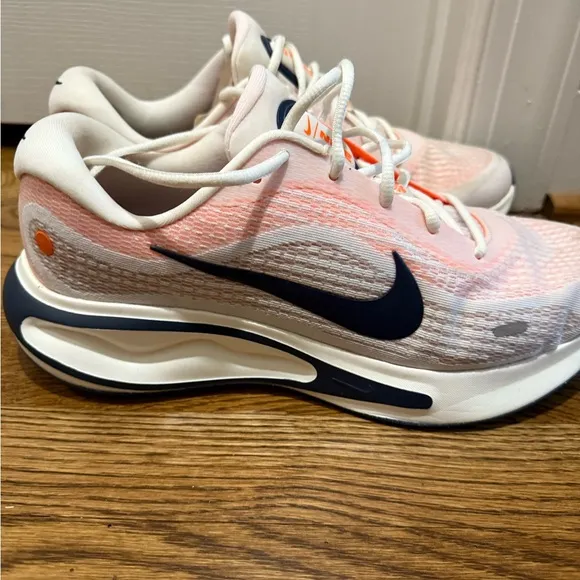 Nike Journey  Running Shoes sz11.5 White Orange