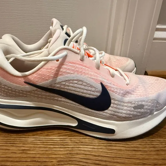 Nike Journey  Running Shoes sz11.5 White Orange
