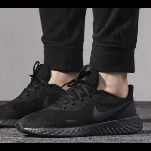NIKE Men's Revolution 5 Running Shoe