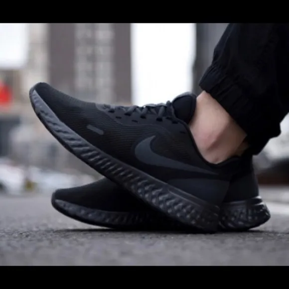 NIKE Men's Revolution 5 Running Shoe