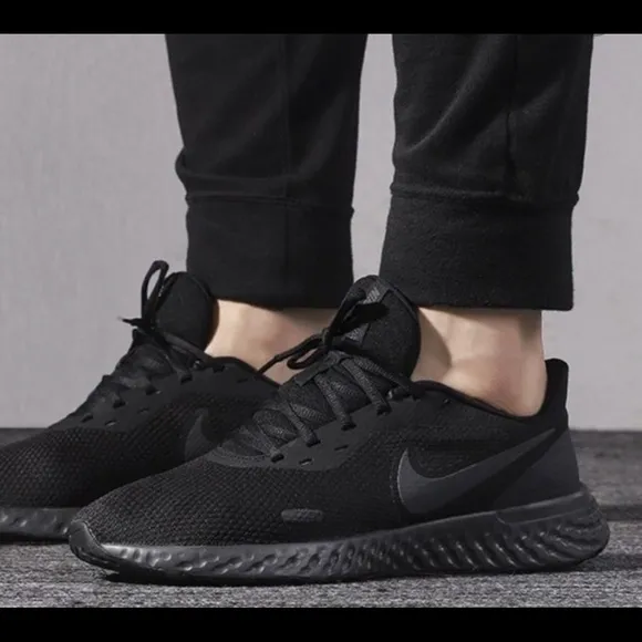 NIKE Men's Revolution 5 Running Shoe