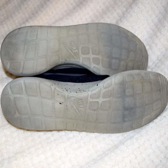 Nike Roshe One Running Shoes Sneakers 844687-009 Dylan Raasch Men's 10.5 C19