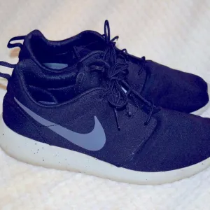 Nike Roshe One Running Shoes Sneakers 844687-009 Dylan Raasch Men's 10.5 C19