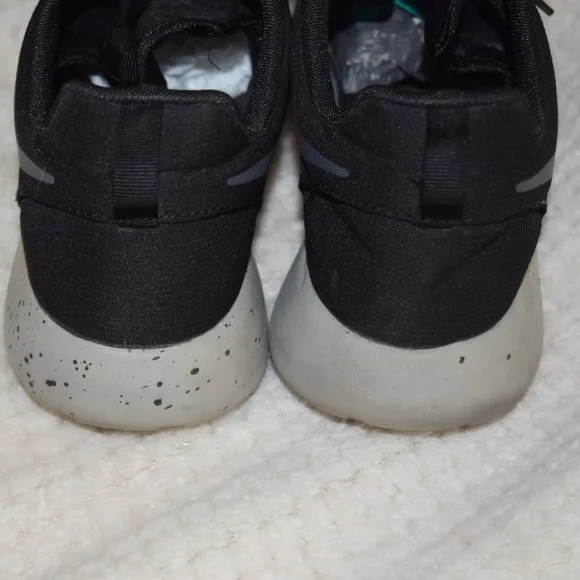 Nike Roshe One Running Shoes Sneakers 844687-009 Dylan Raasch Men's 10.5 C19