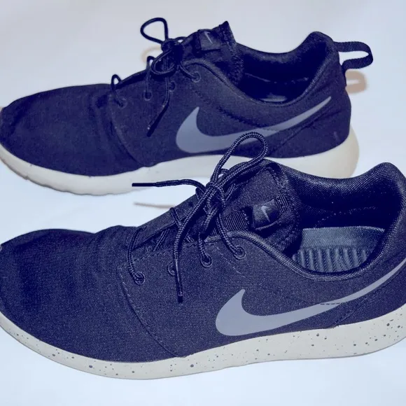 Nike Roshe One Running Shoes Sneakers 844687-009 Dylan Raasch Men's 10.5 C19