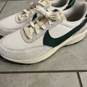 Nike Waffle Debut Vintage (Womens Size 9.5) Shoes DX2931 101 White/Vintage Green