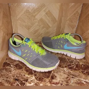 Nike women's Flex Run running shoes gray size 8.5.       A198