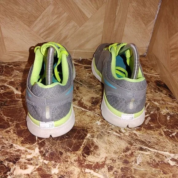Nike women's Flex Run running shoes gray size 8.5.       A198