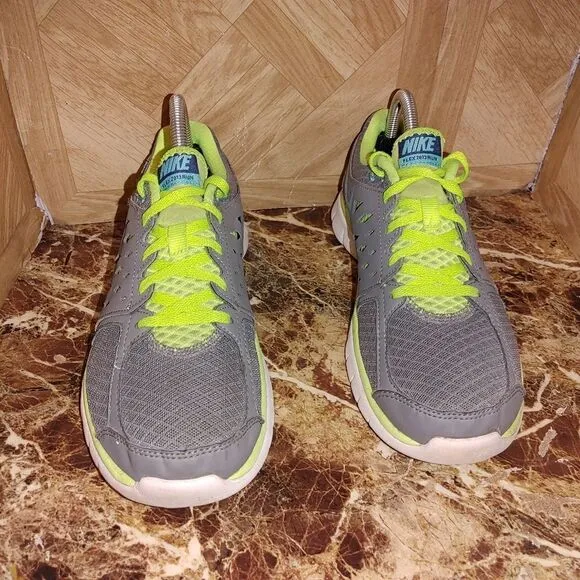 Nike women's Flex Run running shoes gray size 8.5.       A198