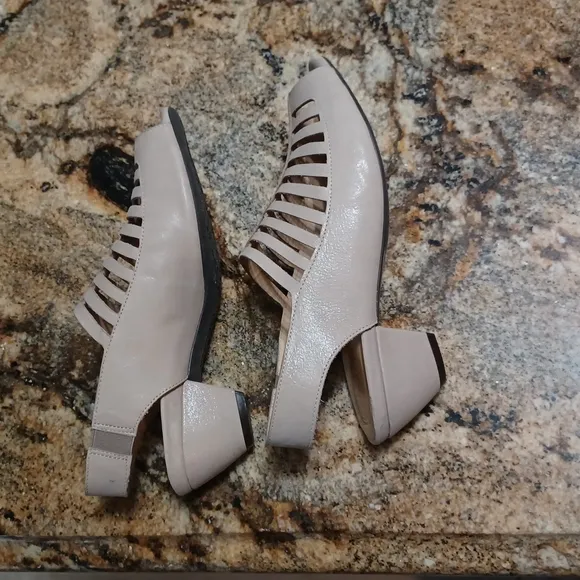 Nurture Vivicah Tan Leather Women's Comfort Heels Sandals US SZ 7.5