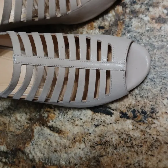 Nurture Vivicah Tan Leather Women's Comfort Heels Sandals US SZ 7.5