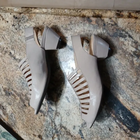 Nurture Vivicah Tan Leather Women's Comfort Heels Sandals US SZ 7.5