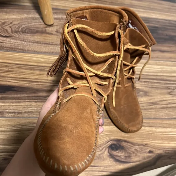 NWOT Minnetonka suede leather fringe shoes, size 7,