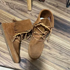NWOT Minnetonka suede leather fringe shoes, size 7,