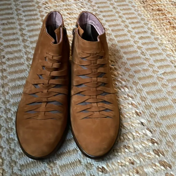 NWOT Naot Leveche AURA COLLECTION amber shittake nubuck ankle boots 40