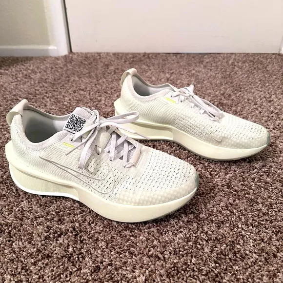 NWOT!! Nike Interact Run, Women's Size 9.5, Neon Lime/Yellow