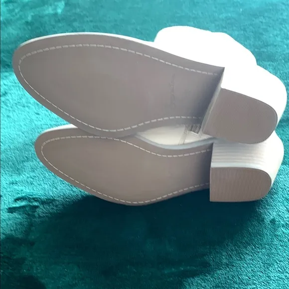 NWOT Seychelles Cream Croc-Embossed Cowboy Ankle Boots