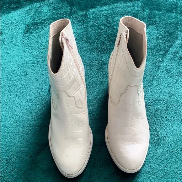 NWOT Seychelles Cream Croc-Embossed Cowboy Ankle Boots
