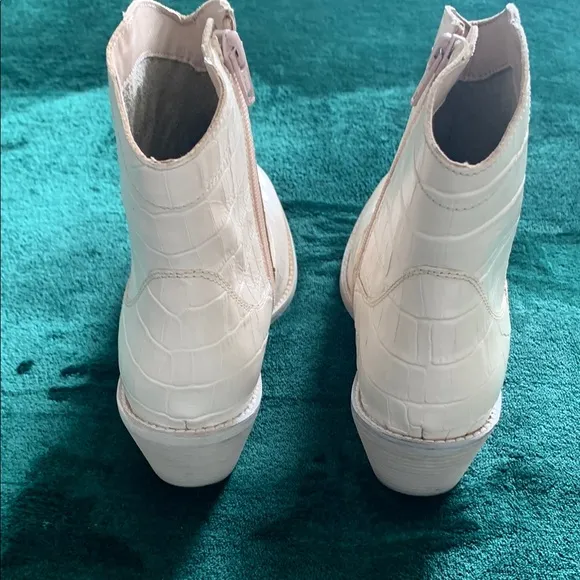 NWOT Seychelles Cream Croc-Embossed Cowboy Ankle Boots