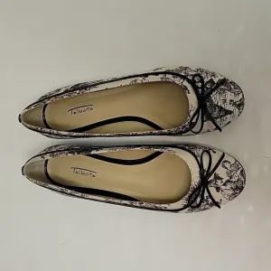 NWT black/white toile fabric shoes sz 8 from Talbots, leather soles