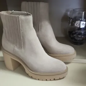 NWT DOLCE VITA  Chelsea Boots Caster H20 Dune Tan Lug Sole Women's Size 9.5