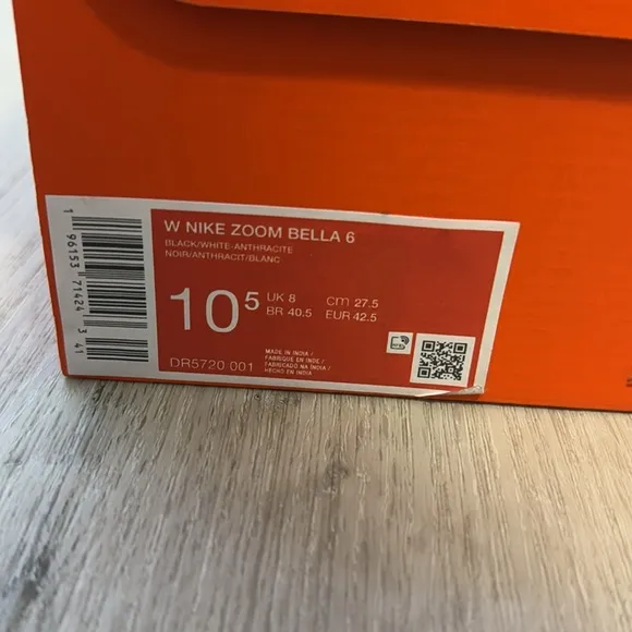 NWT- Nike-Zoom Bella 6- black and white-Women’s size 10.5