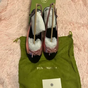NWT TORY BURCH bow logo flats.