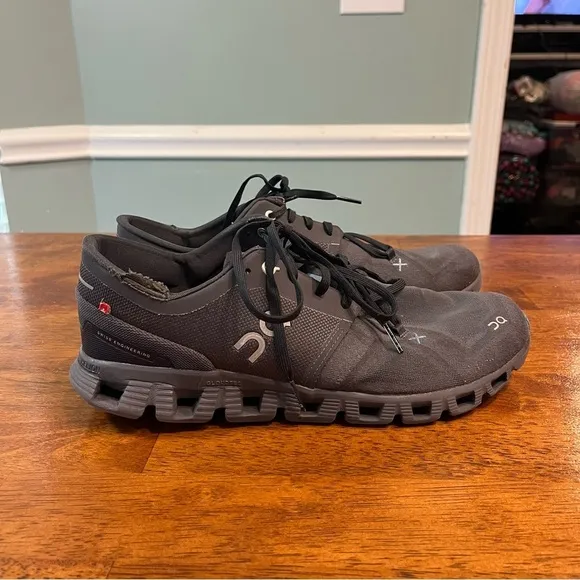 On Running Men’s OnCloud Cloud X shoes size 10 dark gray
