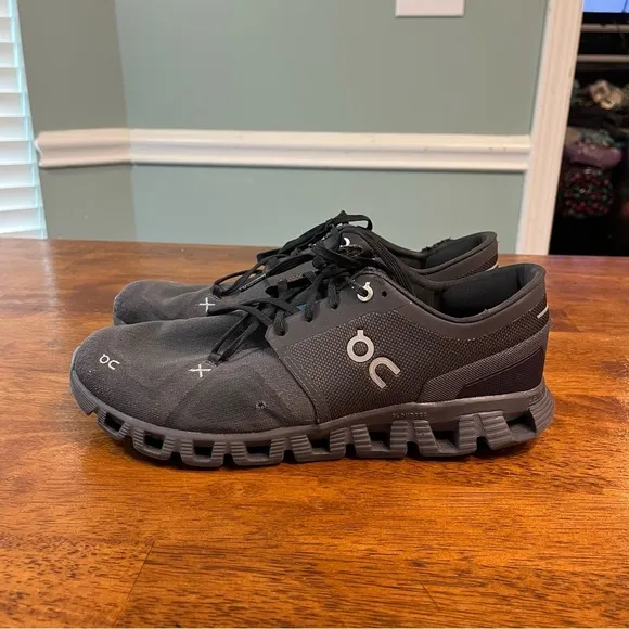 On Running Men’s OnCloud Cloud X shoes size 10 dark gray