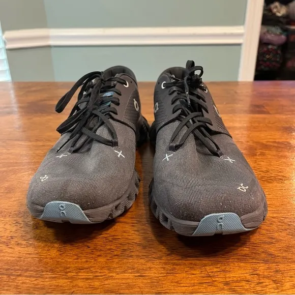 On Running Men’s OnCloud Cloud X shoes size 10 dark gray