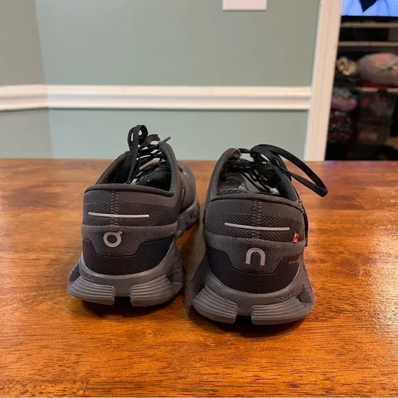 On Running Men’s OnCloud Cloud X shoes size 10 dark gray