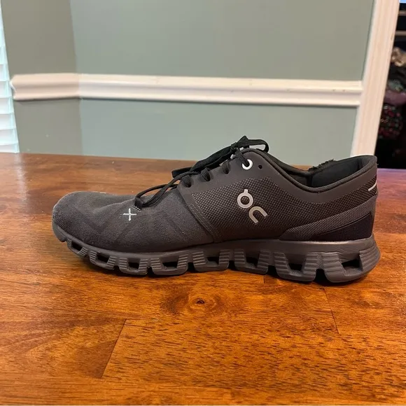 On Running Men’s OnCloud Cloud X shoes size 10 dark gray