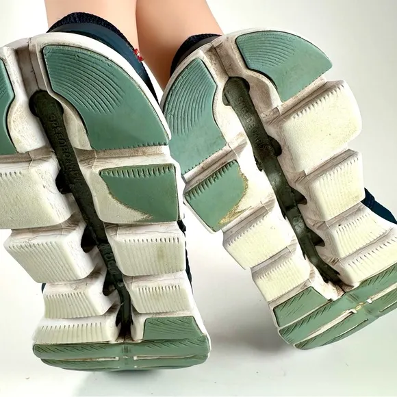 On Running on Cloud  Cloudtec Helion Men's Shoes
