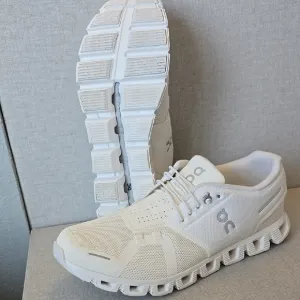 OnCloud Men's White Running Shoes. NEW, IMMACULATE (m 10.5).