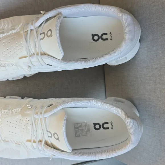 OnCloud Men's White Running Shoes. NEW, IMMACULATE (m 10.5).