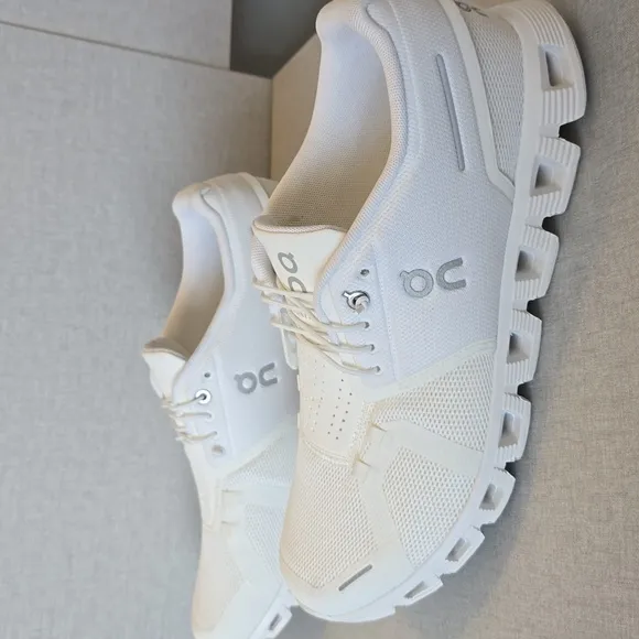 OnCloud Men's White Running Shoes. NEW, IMMACULATE (m 10.5).