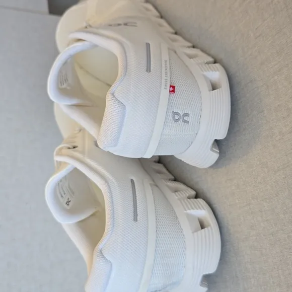 OnCloud Men's White Running Shoes. NEW, IMMACULATE (m 10.5).