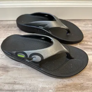 Oofos Men's OOriginal Sport Sandal‎ Recovery Slide Thong Gray Silver Size 8M 10W