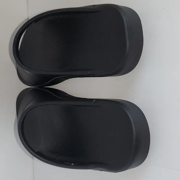 Oofos Ooahh slide sandals