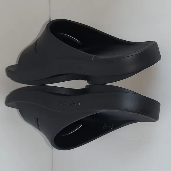 Oofos Ooahh slide sandals