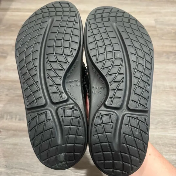 OOFOS OOriginal Black Recovery Comfort Thong Sandals