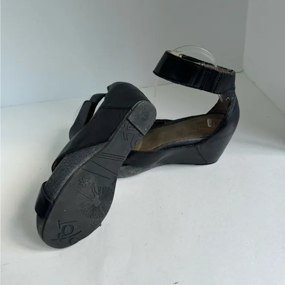 OTBT Hobart Wedge Sandals size 7.5 Black Leather Size 7.5