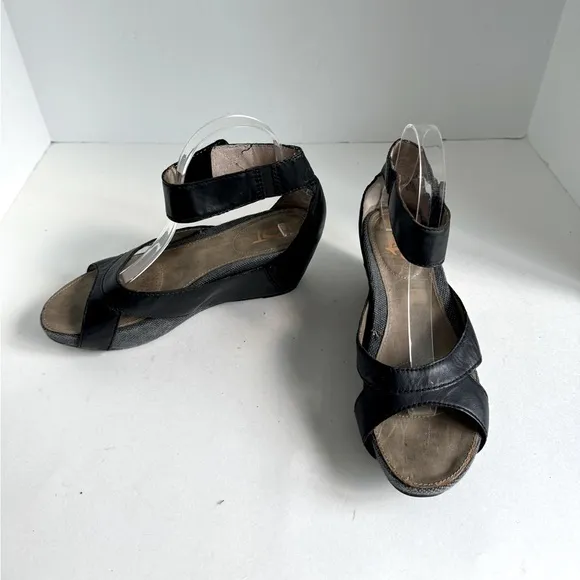 OTBT Hobart Wedge Sandals size 7.5 Black Leather Size 7.5