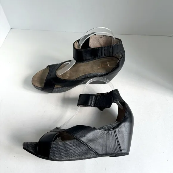 OTBT Hobart Wedge Sandals size 7.5 Black Leather Size 7.5