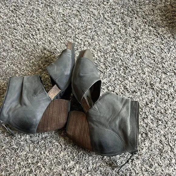 OTBT Patchouli Womens Leather Block Heel Sandals Dusty Gray 6.5 M New