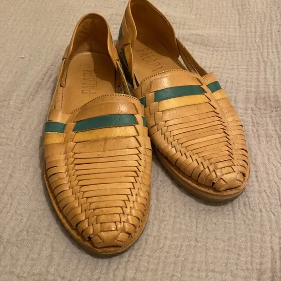 PALAPA LEATHER SHOES. Size 8