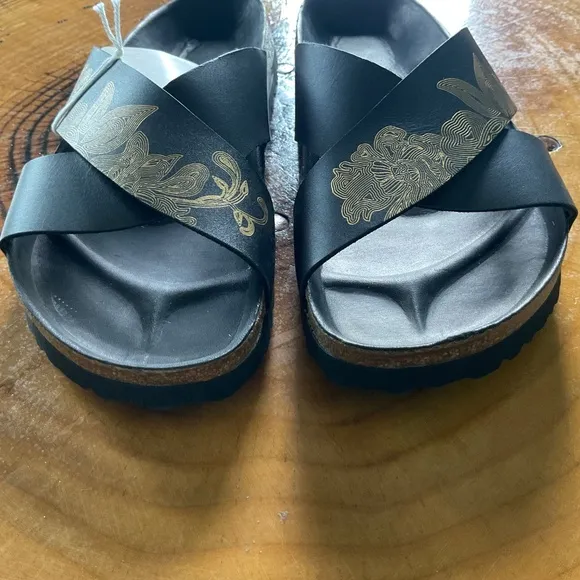 Papillio Sandals made by Birkenstock Black w/ Gold Print Ladies 9 /Mens 7