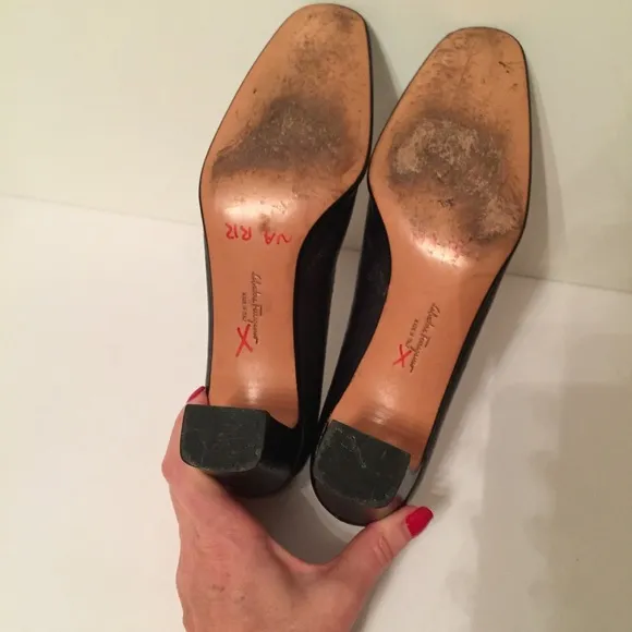 SALVATORE FERRAGAMO SHOE HEEL BLUE LEATHER GOLD ACCENT SIZE 7.5 4A NARROW