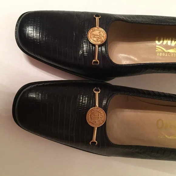 SALVATORE FERRAGAMO SHOE HEEL BLUE LEATHER GOLD ACCENT SIZE 7.5 4A NARROW