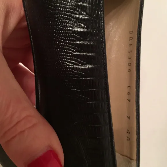 SALVATORE FERRAGAMO SHOE HEEL BLUE LEATHER GOLD ACCENT SIZE 7.5 4A NARROW
